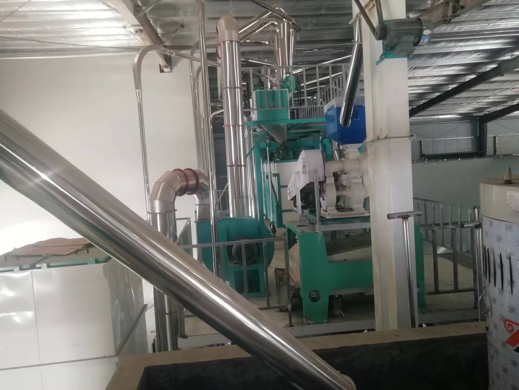 河南鶴壁市浚縣六加二石磨面粉機(jī)